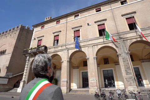 Palazzo Garampi con bandiere a mezz'asta
