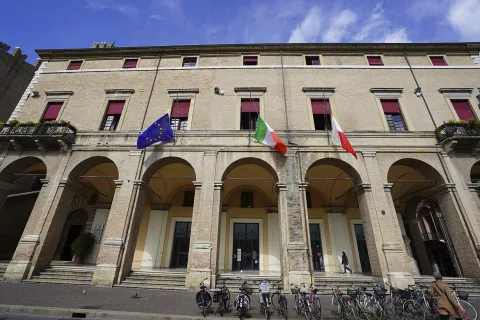 Palazzo Garampi con bandiere a mezz'asta