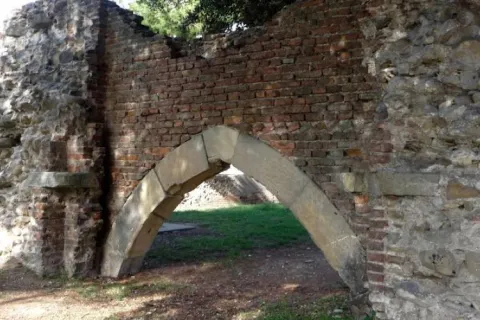 Porta Galliana prima dei lavori di recupero
