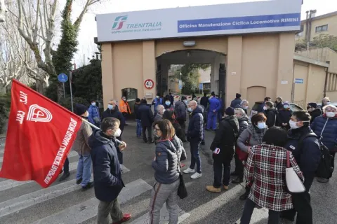 protesta degli operai davanti alle Officine di Trenitalia