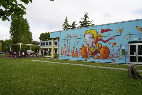 le lezioni nel giardino della scuola bertola