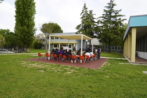 le lezioni nel giardino della scuola bertola