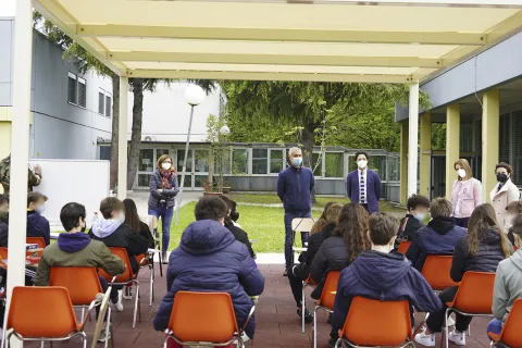 le lezioni nel giardino della scuola bertola