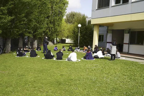 le lezioni nel giardino della scuola bertola