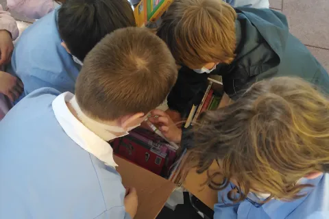 Una cargobike carica di libri