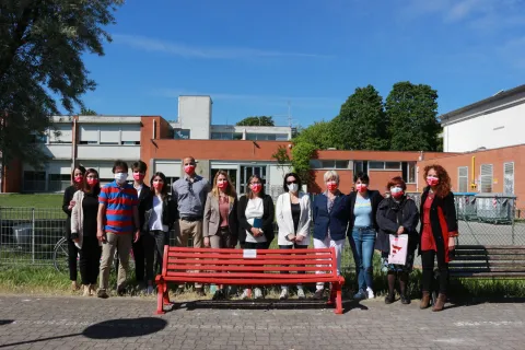 Einaudi di Viserba  panchina rossa contro la violenza sulle donne