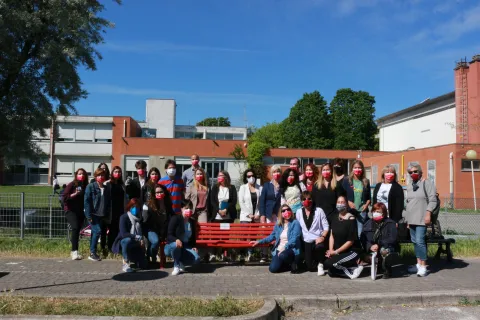 Einaudi di Viserba  panchina rossa contro la violenza sulle donne