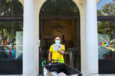 distribuzione presso gli operatori turistici del materiale informativo dell'assessorato al turismo