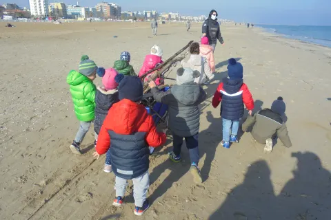 in passeggiata al mare