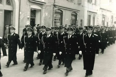 foto storiche polizia locale: plotone in marcia in Via Gambalunga