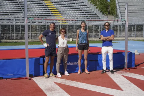 Alessia Trost con l'allenatore e gli assessori
