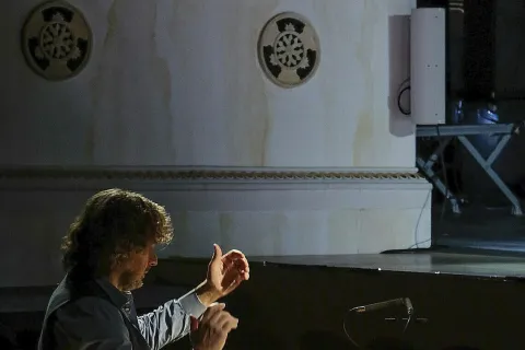 Manlio Benzi nelle prove dell'Aroldo al Teatro Galli di Rimini