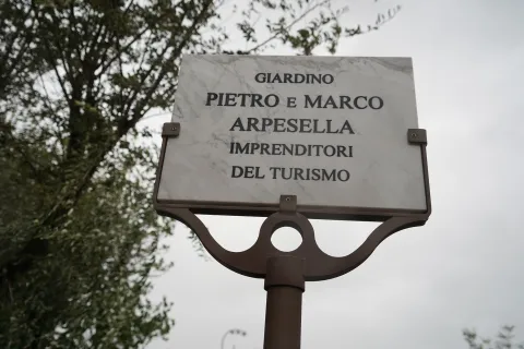 Intitolazione a Pietro e Marco Arpesella i giardini sul lungomare Tintori
