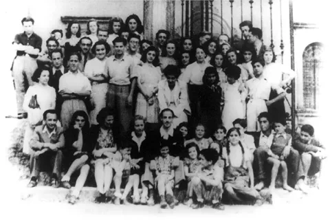 gruppo dei ragazzi ebrei davanti a Villa Emma (Fonte Fondazione Villa Emma)