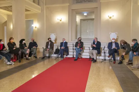 Conferenza stampa con Marco Leonetti, responsabile Cineteca di Rimini, il compositore Matteo D’Amico, Valter Malosti, regista e attore, Angelo Nicastro, direttore artistico del Teatro Alighieri, il baritono Luca Grassi e Valerio Tura, docente dell’Università di Bologna. Crediti foto: Morosetti/Rimini