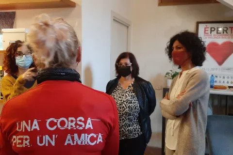Orietta Casolin e le sue compagne di viaggio. A riceverla la Vice sindaca di Rimini, Chiara Bellini, Roberta Calderisi per l'Associazione "Rompi il silienzio" e la responsabile delle Pari Opportunità del Comune di Rimini, Roberta Mazza