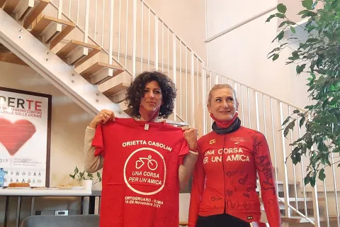 Orietta Casolin e le sue compagne di viaggio. A riceverla la Vice sindaca di Rimini, Chiara Bellini, Roberta Calderisi per l'Associazione "Rompi il silienzio" e la responsabile delle Pari Opportunità del Comune di Rimini, Roberta Mazza