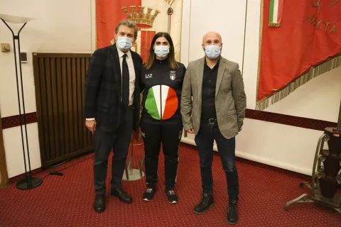 La campionessa di softball Beatrice Ricchi ricevuta in sala della Giunta dall’Assessore allo sport Moreno Maresi