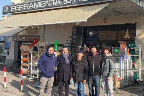 I titolari della Ferramenta da con il Sig Riccardo storico titolare e l'assessore Juri Magrini