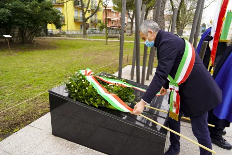 Giorno della Memoria deposizione corona monumento in via Madrid