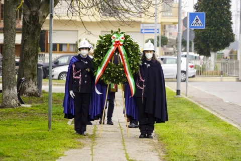 Giorno della Memoria deposizione corona monumento in via Madrid