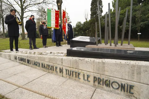 Giorno della Memoria deposizione corona monumento in via Madrid