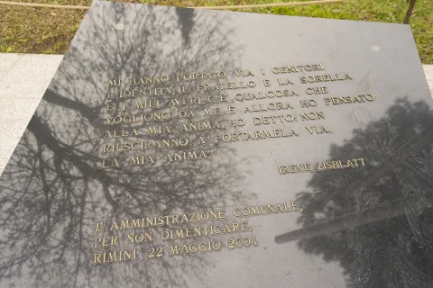 Giorno della Memoria deposizione corona monumento in via Madrid