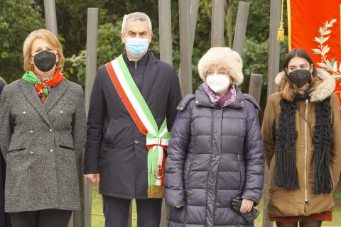 Giorno della Memoria deposizione corona monumento in via Madrid