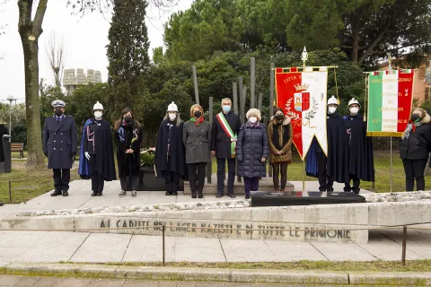 Giorno della Memoria deposizione corona monumento in via Madrid