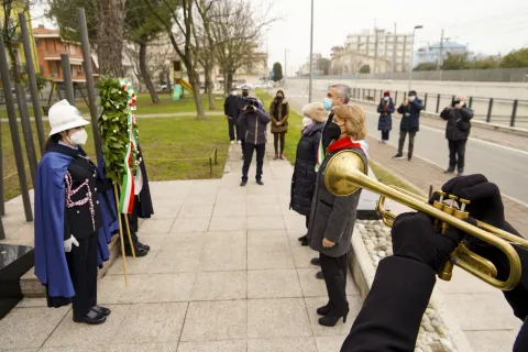 Giorno della Memoria deposizione corona monumento in via Madrid