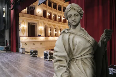 allestimento della scenografia del "Manon Lescaut" al Teatro Galli
