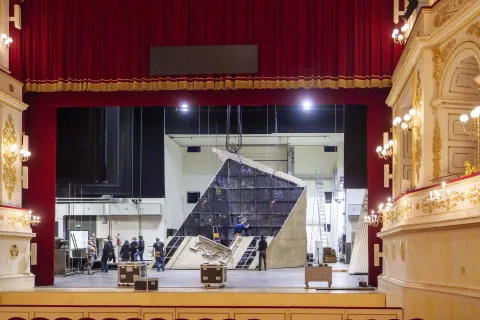 allestimento della scenografia del "Manon Lescaut" al Teatro Galli