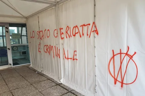 gazebo dell’anagrafe di Rimini imbrattato da scritte