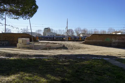 muro via monfalcone stazione ferroviaria abbattuto