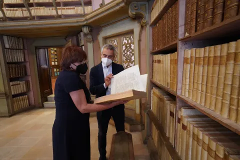 Sindaco e Nadia Bizzocchi nuova direttrice della Biblioteca civica Gambalunga