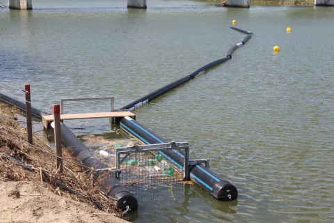 Barriera anti plastica sul Marecchia