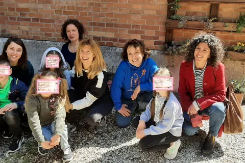 vicesindaca Chiara Bellini insieme ad alcuni giovani ospiti del gruppo educativo, genitori e volontari