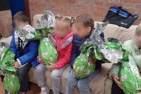 consegna delle uova di pasqua ai bimbi ospiti del ceis