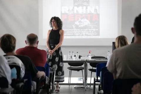 vicesindaca Chiara Bellini in un incontro con un gruppo di studenti