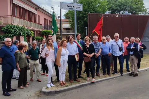 Il piazzale tra via Roma e Parco Cervi intitolato al partigiano Decio Mercanti
