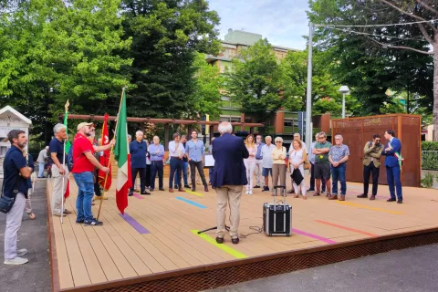 Il piazzale tra via Roma e Parco Cervi intitolato al partigiano Decio Mercanti