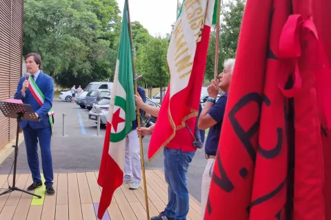 Il piazzale tra via Roma e Parco Cervi intitolato al partigiano Decio Mercanti