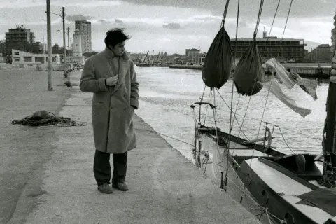 Alain Delon al porto nelle prime scene del film