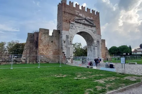 restauro arco d'augusto