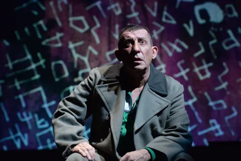 Claudio Casadio e le illustrazioni animate di Andrea Bruno. Foto di Tommaso Le Pera