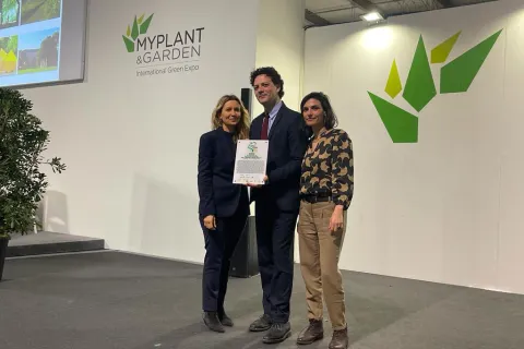 Assessore Mattia Morolli, Chiara Fravisini e Carlotta Fabbri con il premio assegnato al Comune di Rimini