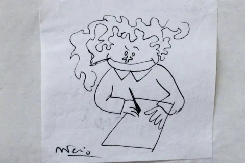 betti che scrive e fuma