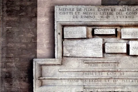 La Rimini medievale con i suoi mercanti e gli oggetti della vita quotidiana al centro del racconto di Oreste Delucca