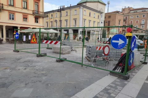 Manutenzione della pavimentazione di piazza Tre Martiri