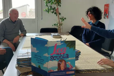 la_consegna_delle_copie_di_lea_va_a_scuola